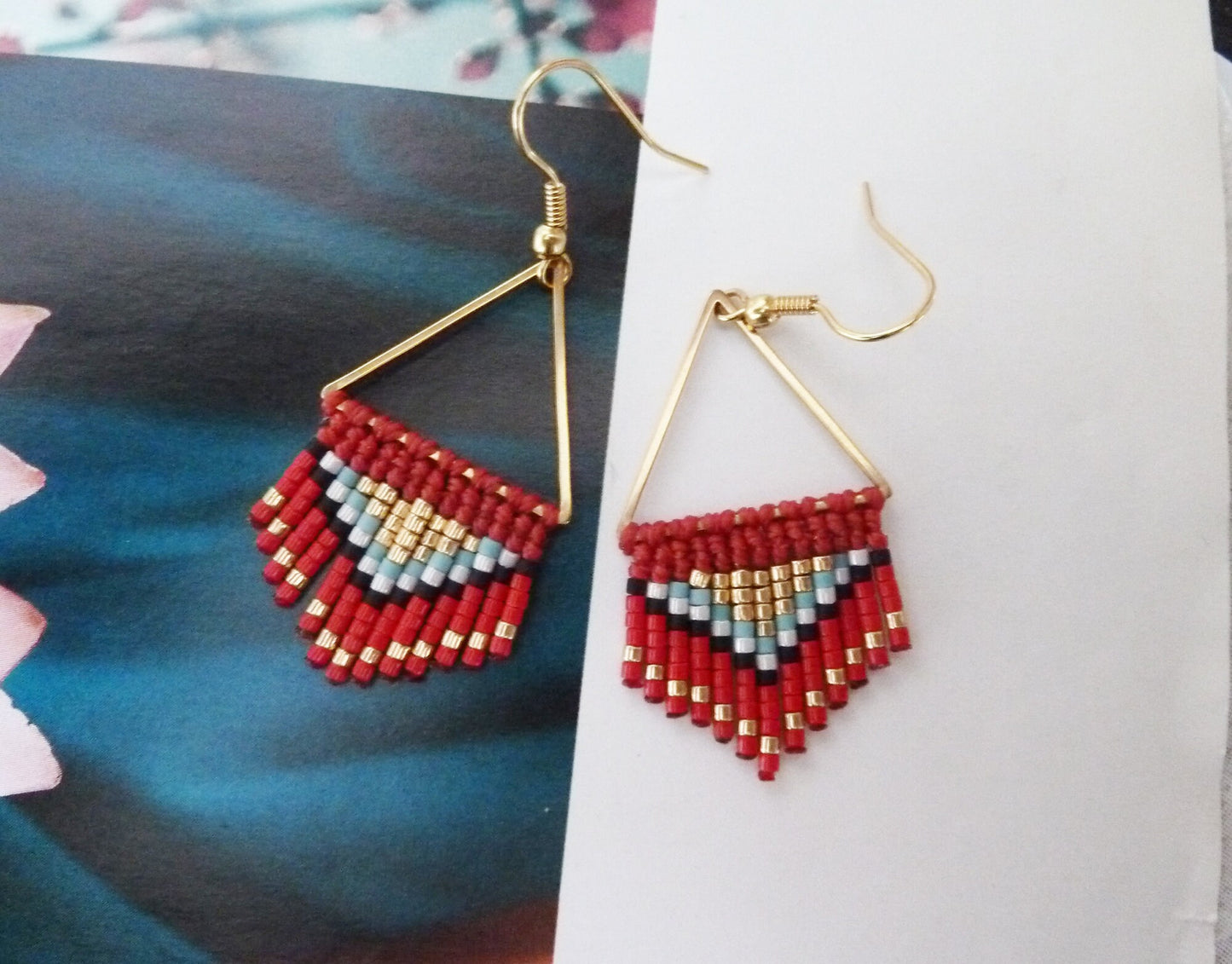 Boucles d'oreilles à franges rouge & doré – perles Miyuki, micromacramé, style bohème