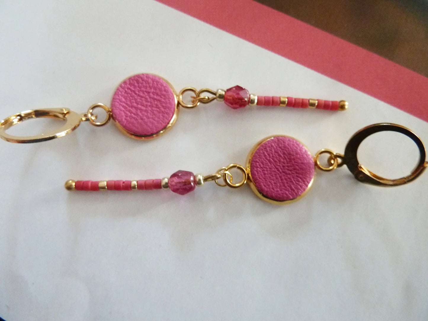 Boucles d'oreilles pendantes cuir rose & perles Miyuki – Perle à facette | Bohème Chic