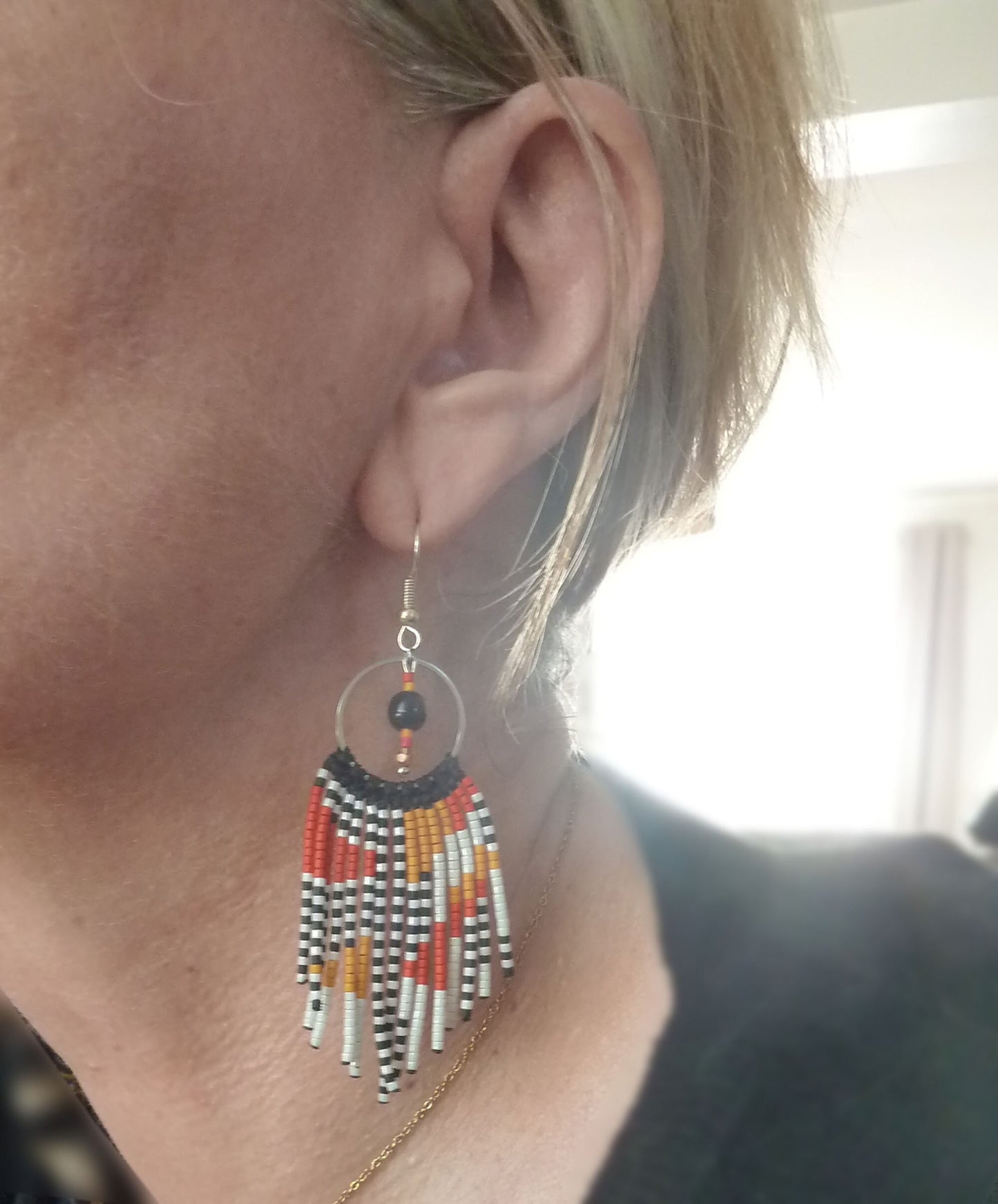 Boucles d'Oreilles à Franges Perlées Rouge Noir Bohème et Anneau Acier