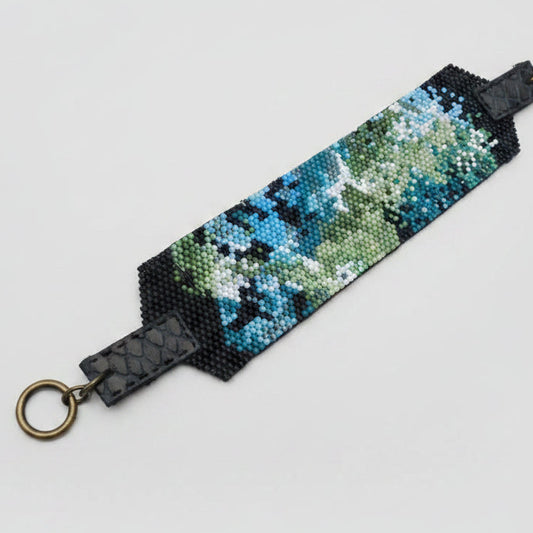 Bracelet manchette tissée – motif nébuleuse vert & bleu, perles Miyuki, fermoir toggle bronze