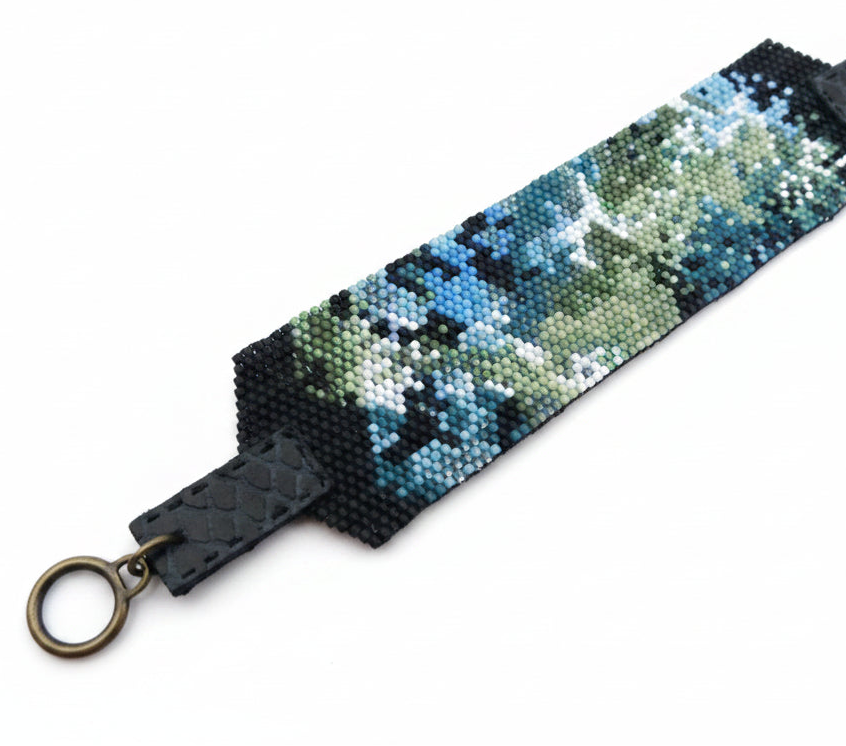 Bracelet Manchette Tissée – Tons Vert & Bleu, Motif Nébuleuse