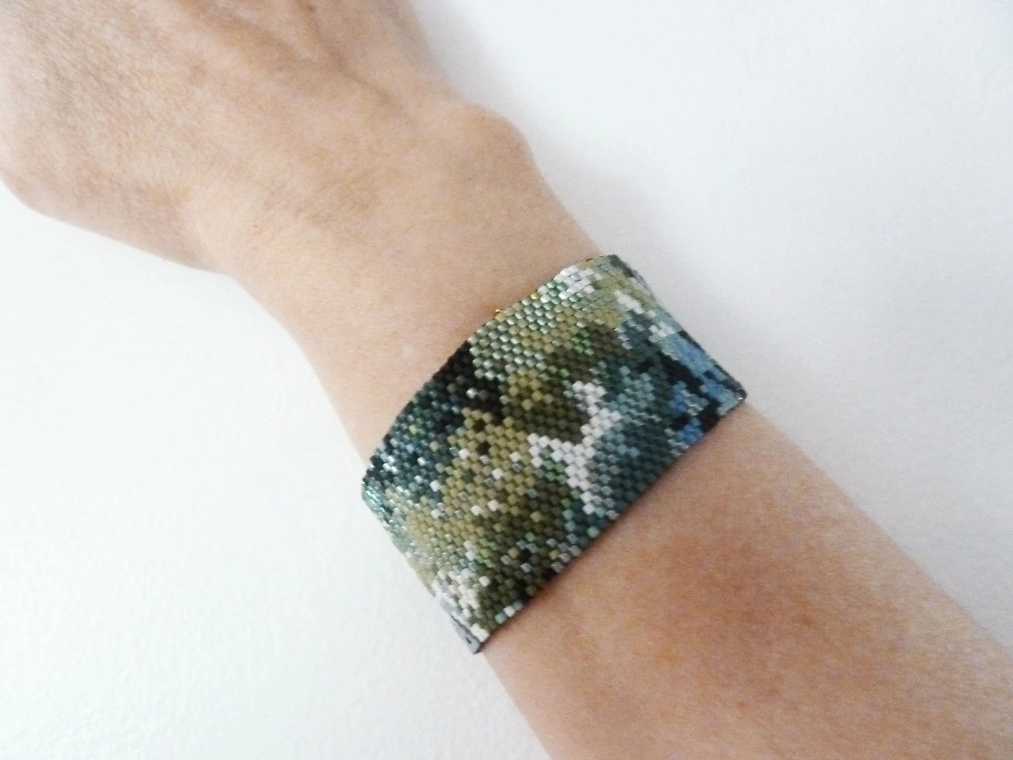 Bracelet Manchette Tissée – Tons Vert & Bleu, Motif Nébuleuse