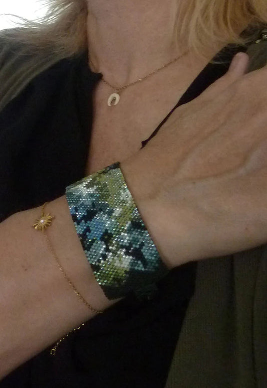Bracelet manchette tissée – motif nébuleuse vert & bleu, perles Miyuki, fermoir toggle bronze