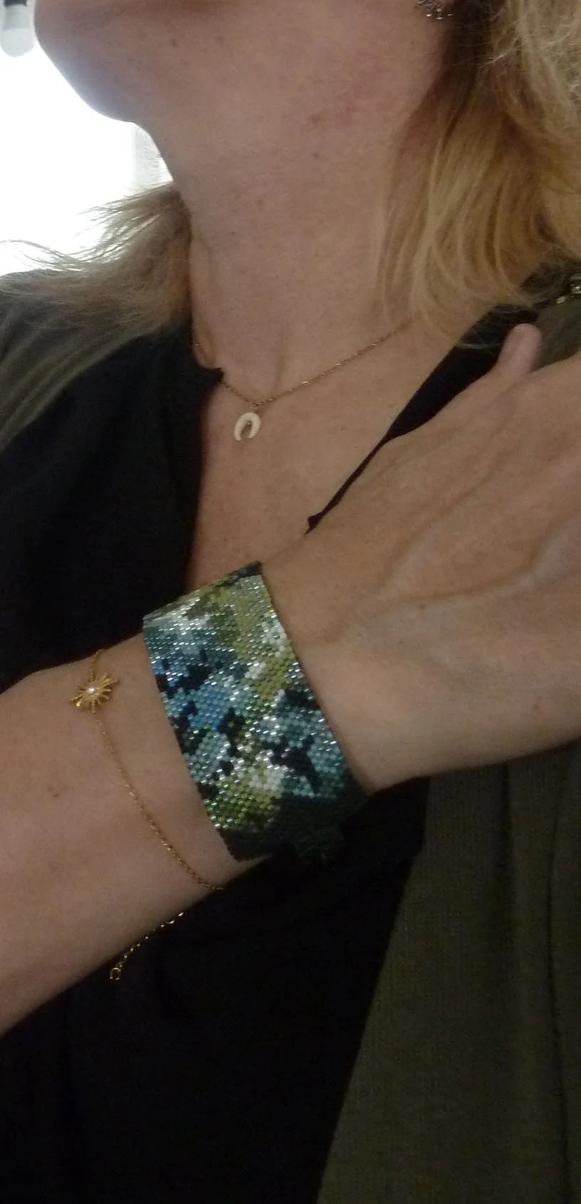 Bracelet Manchette Tissée – Tons Vert & Bleu, Motif Nébuleuse