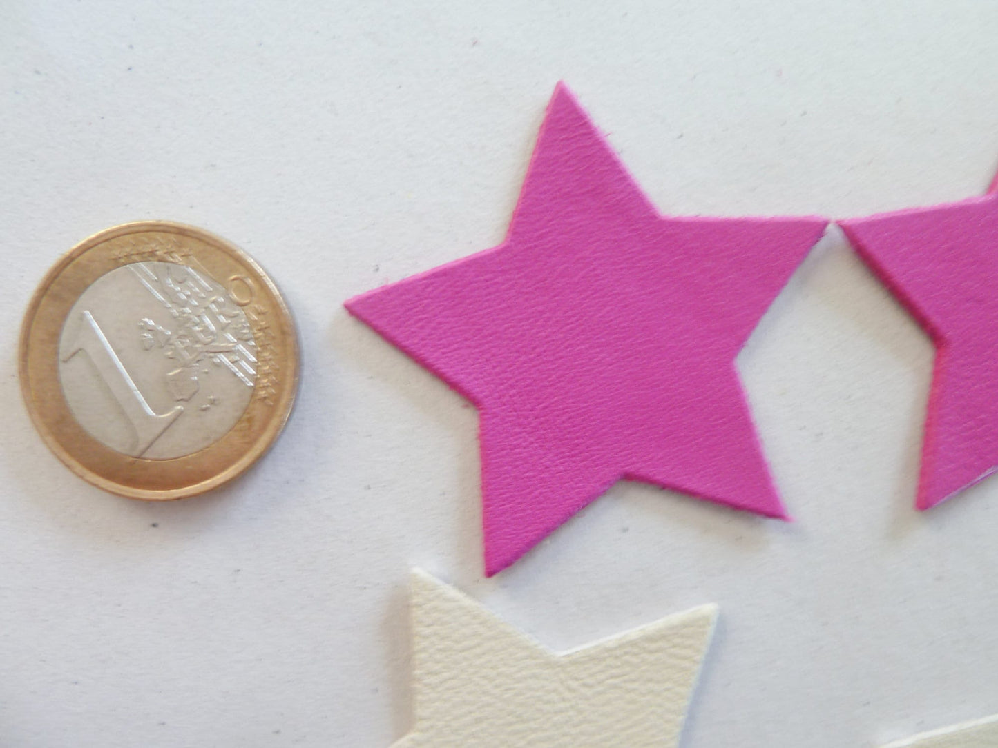 Lot de 12 étoiles en cuir fin multicolore – découpes 4 cm à coudre ou coller