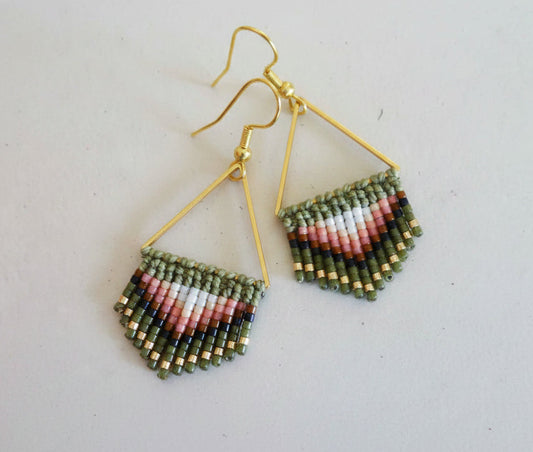 Boucles d'oreilles à franges vert kaki, corail & doré – perles Miyuki, micromacramé, style bohème