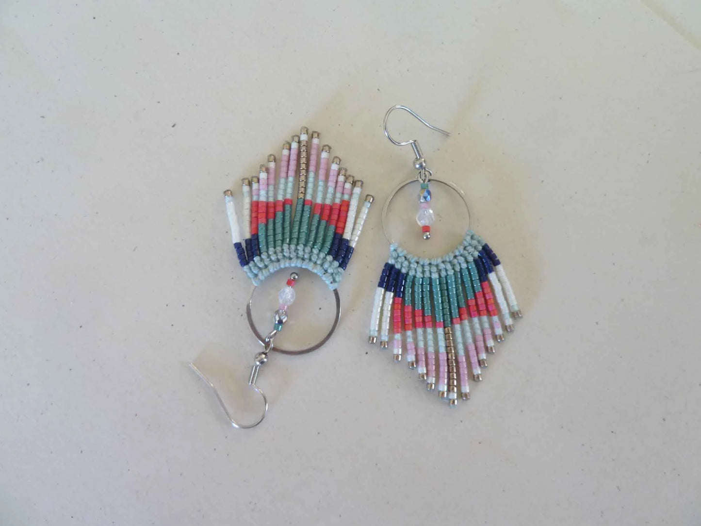 Boucles d'oreilles pendantes à franges perlées – tons bleu canard, marine & écru, anneau acier, style bohème
