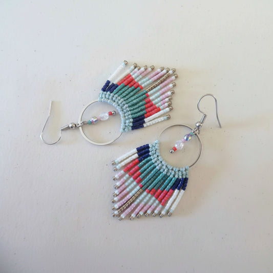 Boucles d'oreilles pendantes à franges perlées – tons bleu canard, marine & écru, anneau acier, style bohème