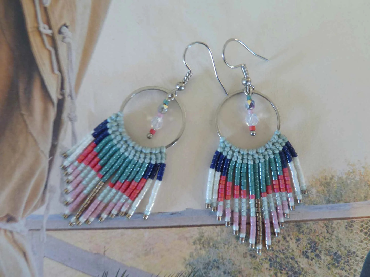 Boucles d'oreilles pendantes à franges perlées – tons bleu canard, marine & écru, anneau acier, style bohème