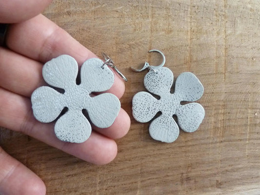 Boucles d'oreilles fleur en cuir blanc argenté – Style bohème | Pièce unique