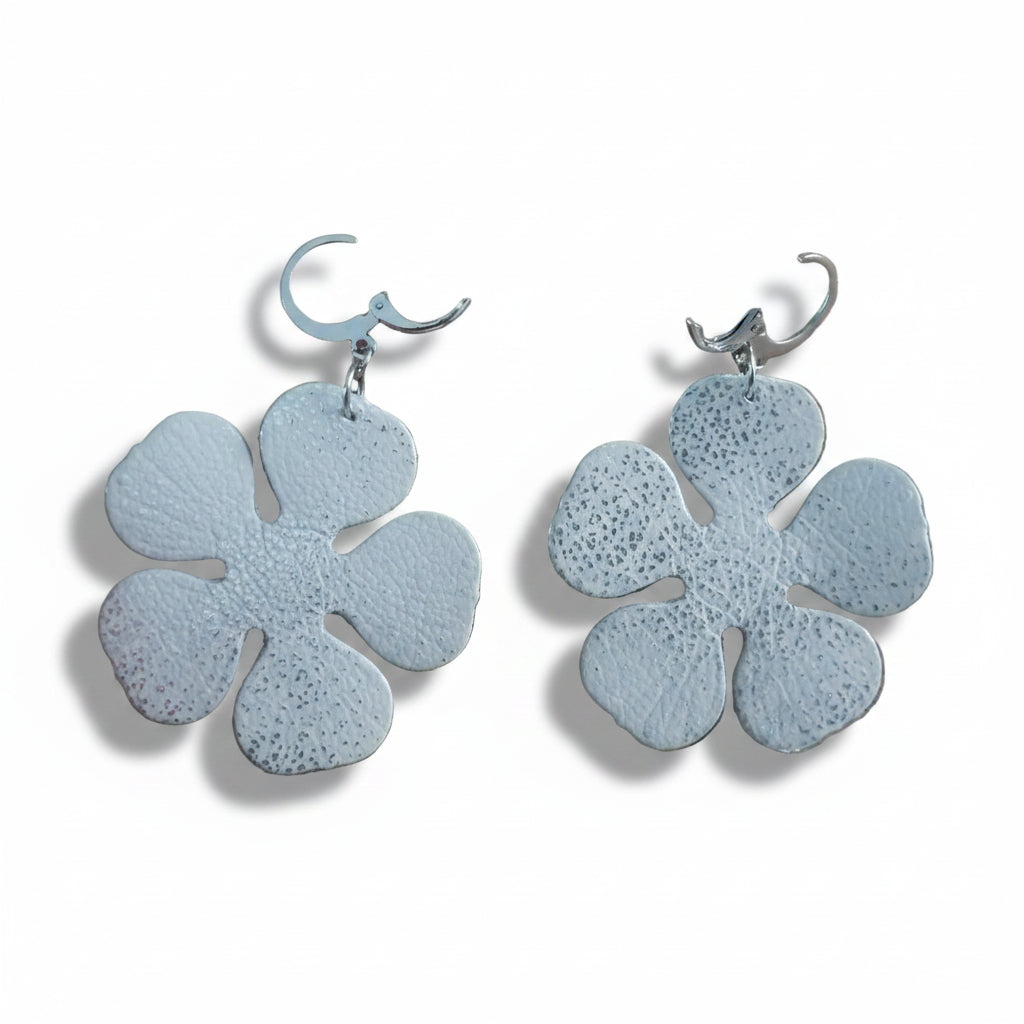 Boucles d'oreilles fleur en cuir blanc argenté – Style bohème | Pièce unique