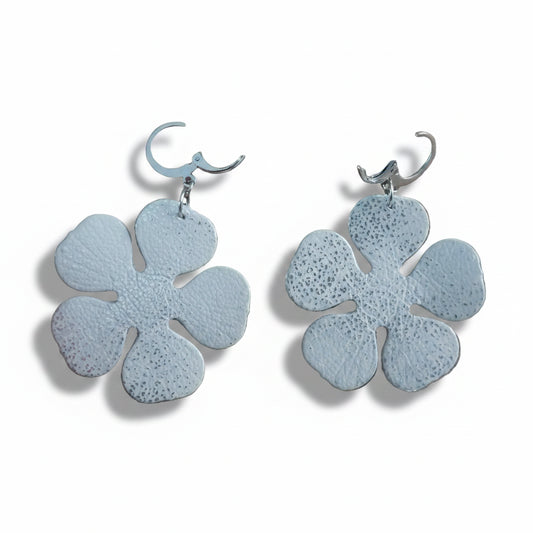 Boucles d'oreilles fleur en cuir blanc argenté – Style bohème | Pièce unique
