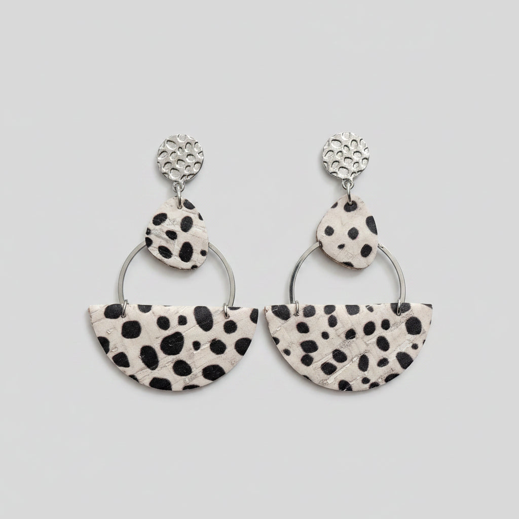 Boucles d'oreilles motif dalmatien noir & blanc – tissu liège sur acier argenté, faites main