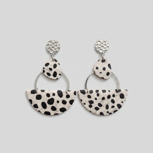 Boucles d'oreilles motif dalmatien noir & blanc – tissu liège sur acier argenté, faites main