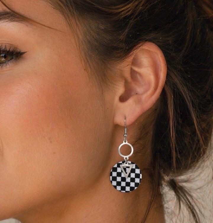 Boucles d'oreilles damier noir & blanc – bijoux bohème géométriques faits main