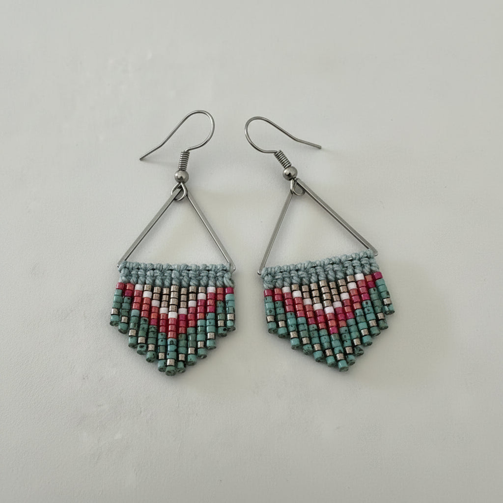 Boucles d'oreilles perles tissées triangle – turquoise, rouge & argenté, style bohème ethnique