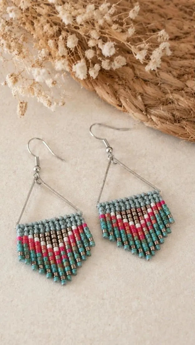 Boucles d'oreilles perles tissées triangle – turquoise, rouge & argenté, style bohème ethnique