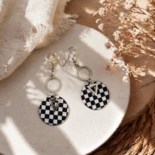 Boucles d'oreilles damier noir & blanc – bijoux bohème géométriques faits main