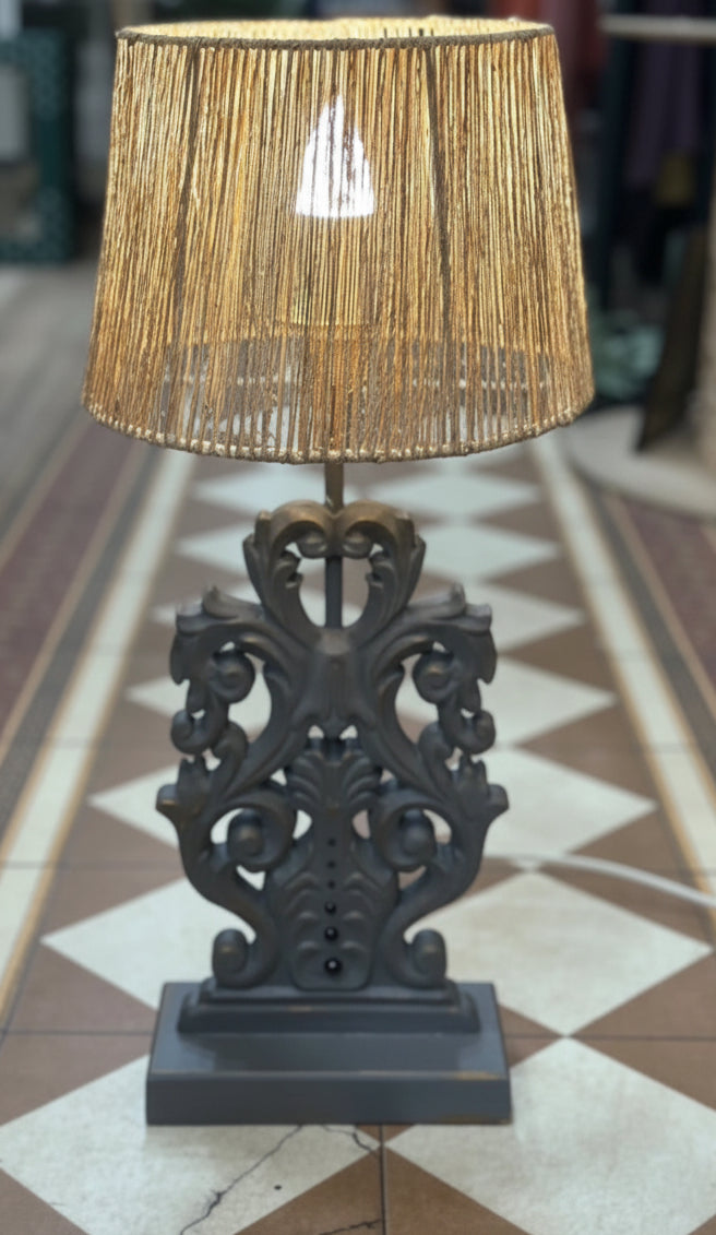 Lampe upcyclée – Pied baroque bois gris & abat-jour en cordes