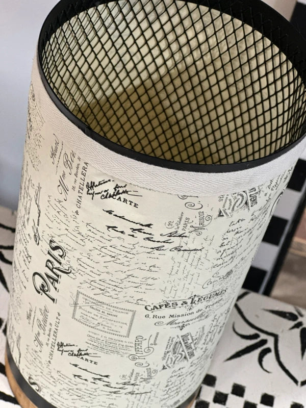 Lampe d’Appoint Upcyclée – Pied Bois & Abat-jour Papier Écriture