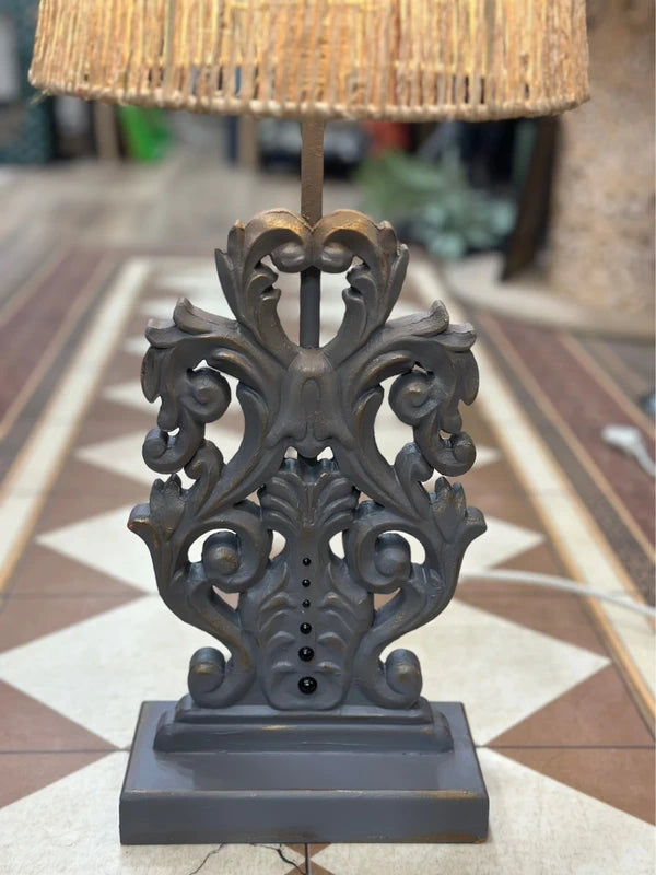 Lampe upcyclée – Pied baroque bois gris & abat-jour en cordes