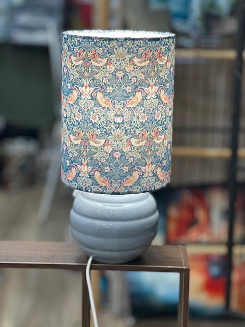 Lampe upcyclée – Abat-jour fleuri style William Morris
