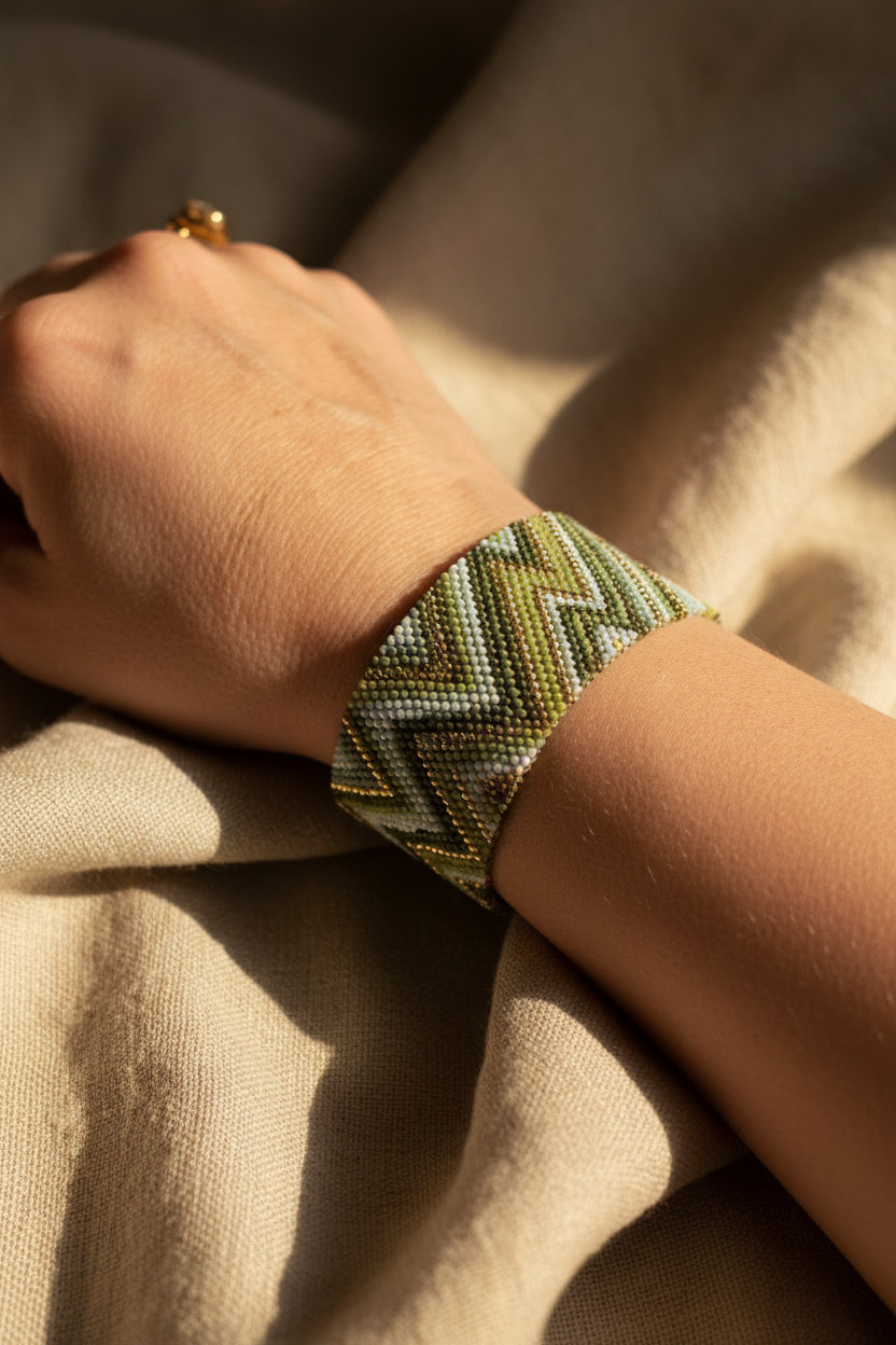 Bracelet manchette tissée bohème – Perles Miyuki vert & doré, motif zig zag – Pièce unique