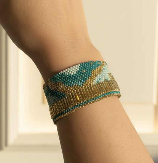 Manchette tissée Miyuki – Tons verts & dorés, fermoir toggle