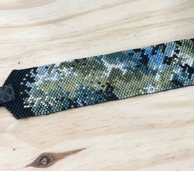 Bracelet Manchette Tissée – Tons Vert & Bleu, Motif Nébuleuse
