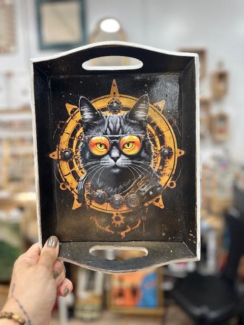Plateau bois upcyclé – Motif chat steampunk – Pièce unique peinte & vernie