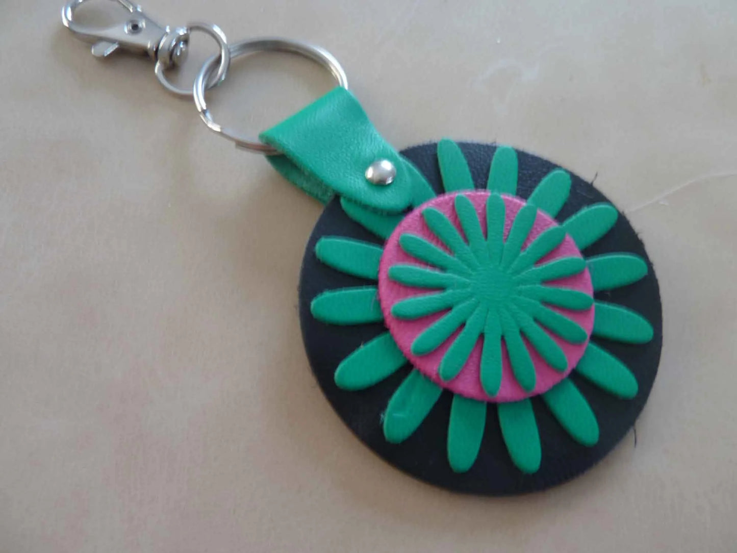 Porte clé en cuir, esprit bohème fleur