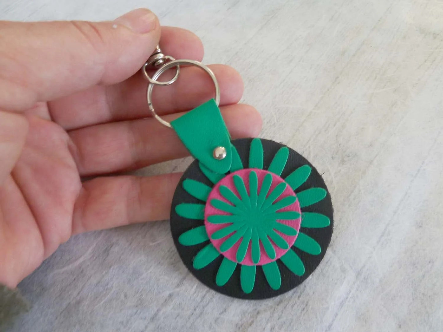 Porte clé en cuir, esprit bohème fleur