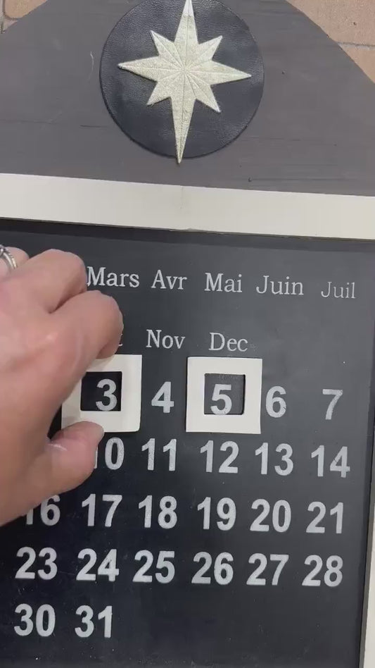 Magnetic perpetual calendar, wood and leather