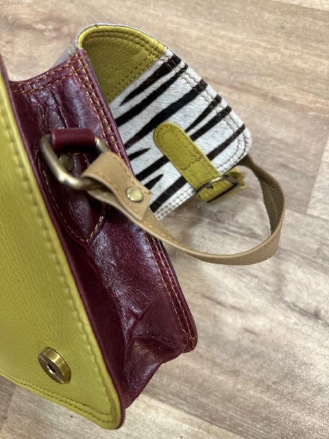Sac Bandoulière en Cuir Jaune Moutarde & Empiècement Zèbre – Marque Saora