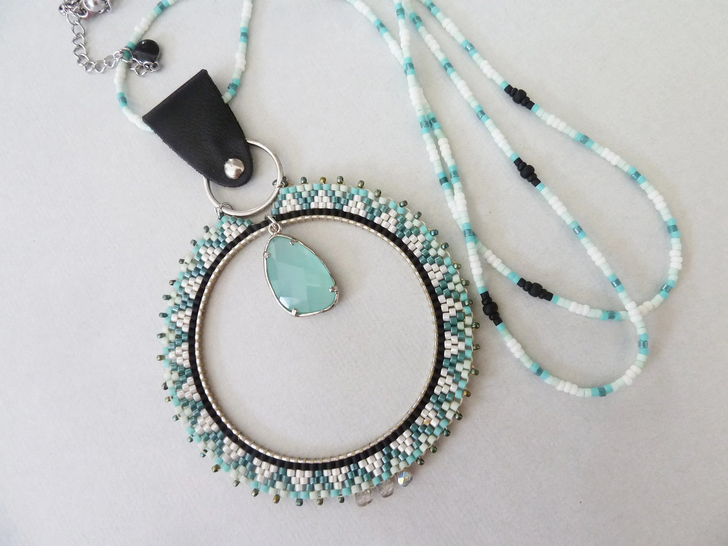 Sautoir bohème – Grand pendentif anneau tissé vert d'eau & perle facettée