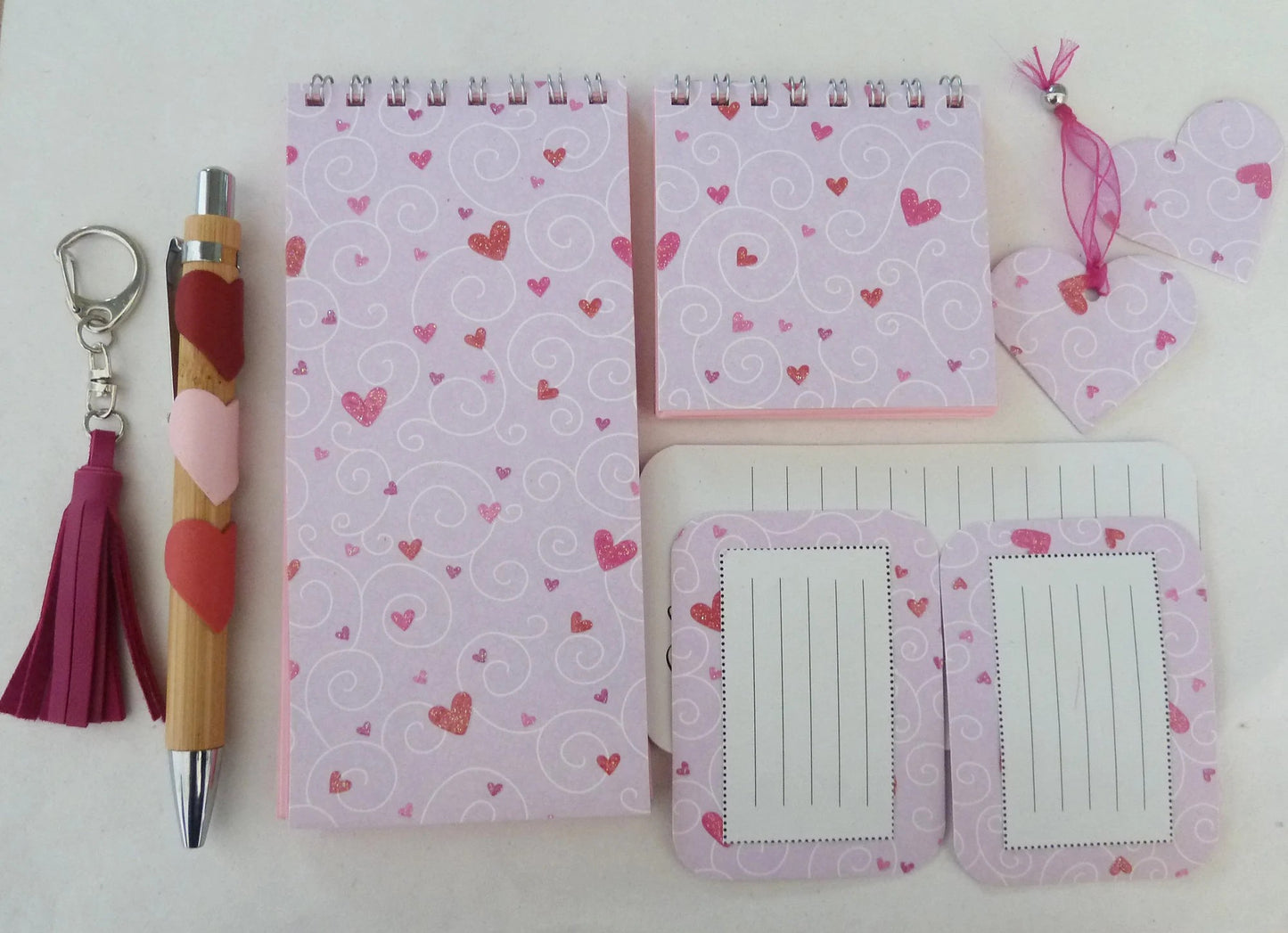 Set de papeterie rose, coeurs, cadeau, bloc et stylo mauve et rose, pompon cuir rose