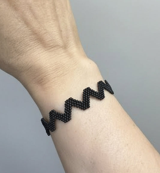Armband, schwarz matt im Zickzackmuster – Miyuki-Perlen